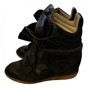 Isabel marant skor - Säljer mina älskade isabel marant skor som är så himla snygga! De är använda men fortfarande skit snygga!💘vill byta mot bobby modellen