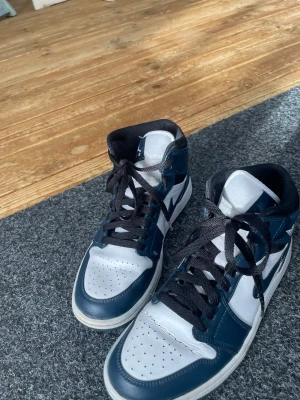 Jordan 1 dark teal mid  - Säljer dessa Jordan 1 dark teal mid i storlek 42, hör av er vid intresse. 