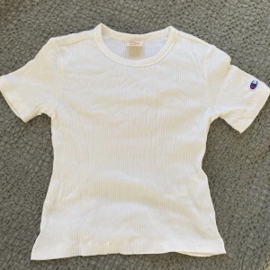  Champion Tshirt - Figurnära Champion T-shirt i storlek S, oanvänd💕