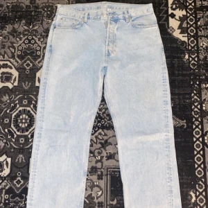 Weekday jeans - Weekday jeans i modellen SPACE Vida jeans i storlek 30/32 Nypris ca 600