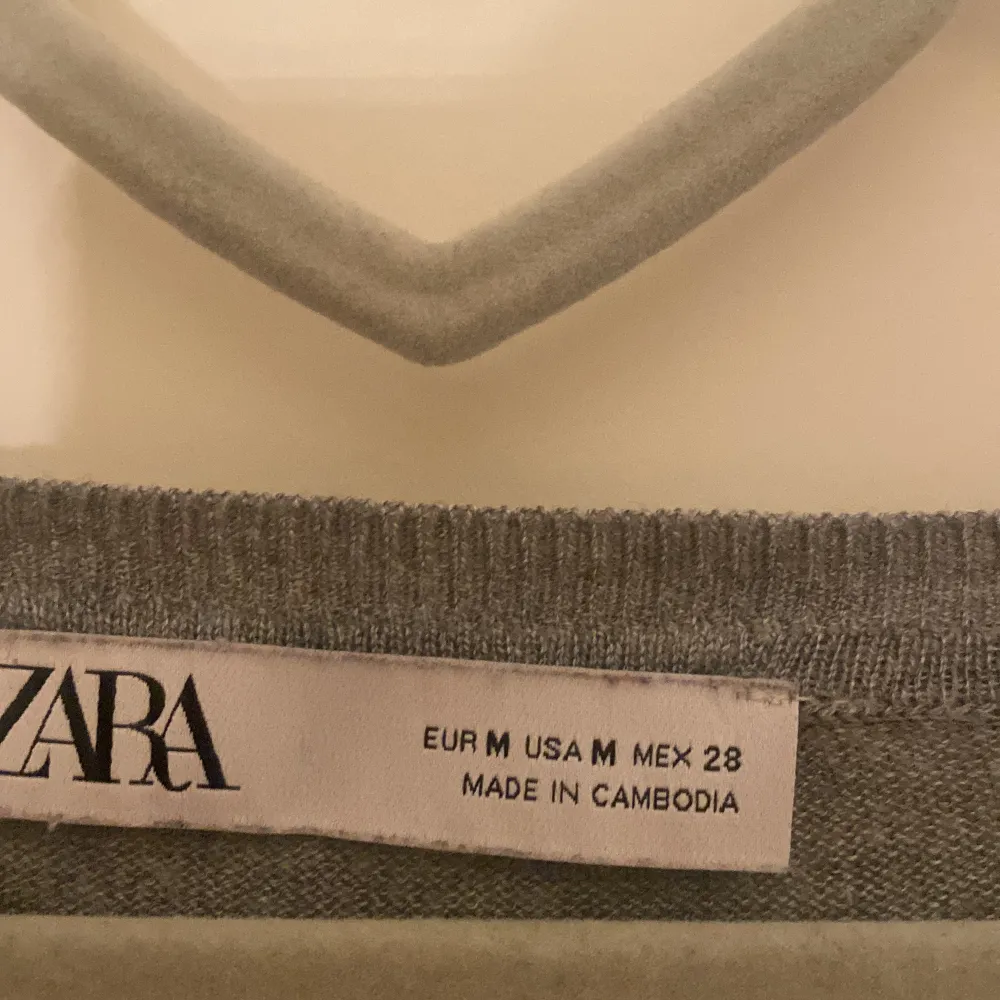 Säljer denna tröja från zara precis som i första bilden fast helgrå, i storlek M. Använt ett fåtal gånger och säljer då den inte kommer till användning💕. Tröjor & Koftor.
