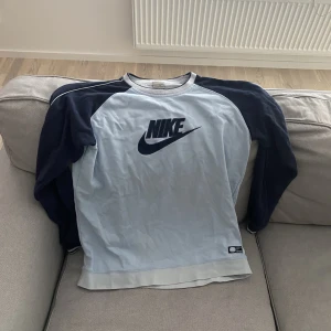 Nike Vintage Tröja - Snygg vintage tröja ifrån Nike med sköna färgar, bra skick inga deffekter