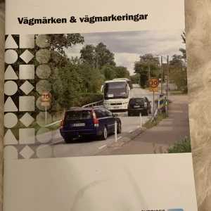 Vägmärken - Bok för körkort. Finns även som paketpris med andra körböcker. Nyskick