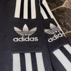 Helt nya adidas byxor! - Aldrig använda och alltså helt nya. Svarta.  