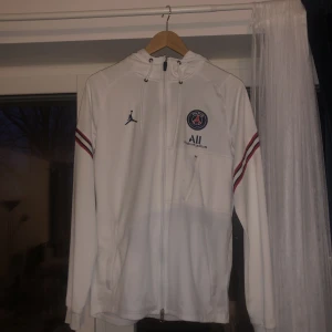 PSG Tröja - Helt ny, köpte för ett halv år sedan, men har ej användning och därför vill sälja. Kvitto finns digitalt.Vid fler frågor kom dm.