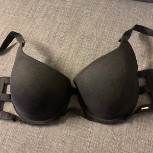 Bh 75j - Jättefin svart bh från märket bluebella med snygga band/mönster runt om. Ger jättebra stöd och är i bra skick💕