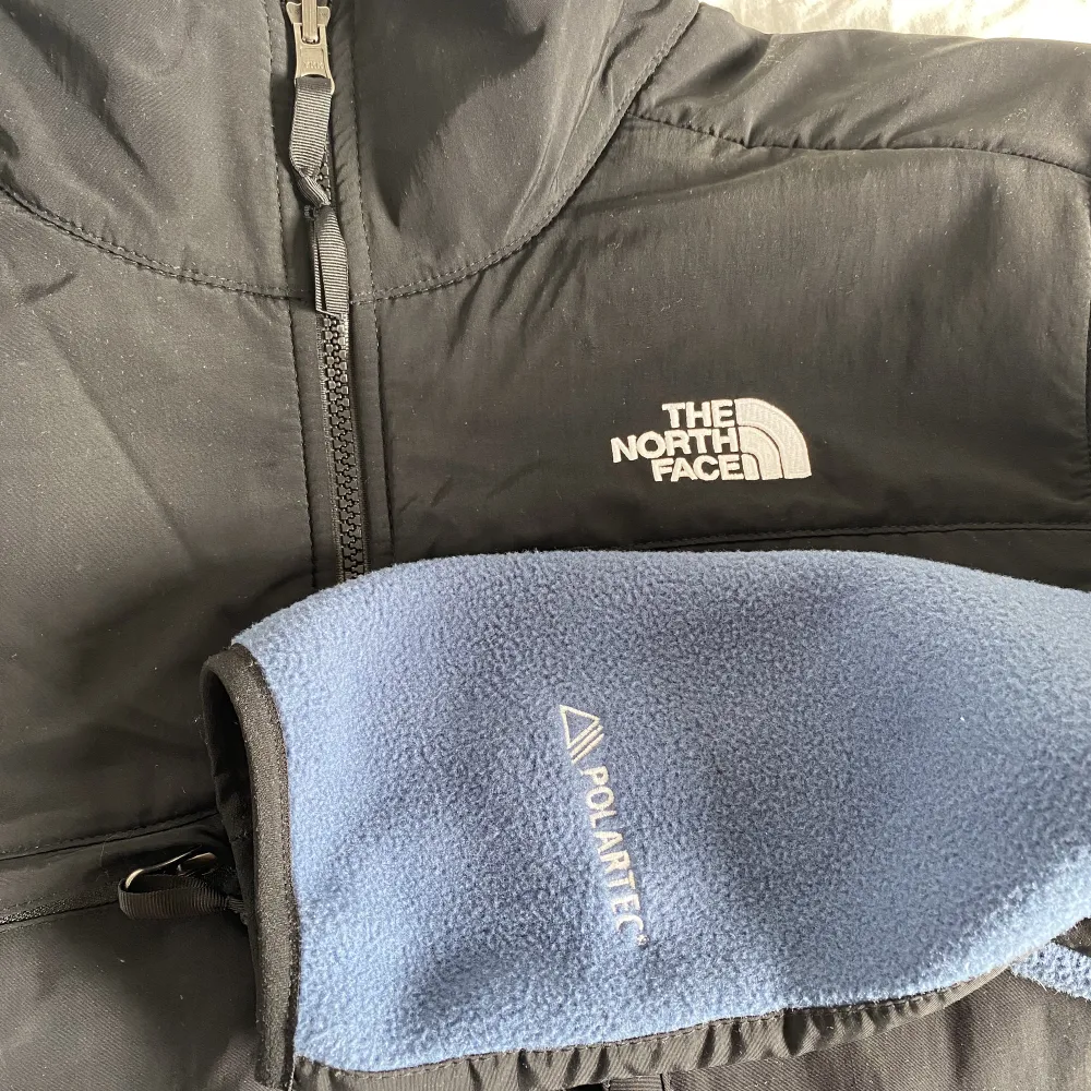 Supersnygg North Face fleece jacka i blå som är perfekt nu till våren🌸 Använd fåtal gånger och har därav inga skador. Nyskick!💙 Säljer pga används inte.. Jackor.