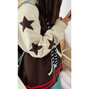 Star knit zip-up - Mysig stickad zip-up hoodie med gulliga stjärnor på ärmarna! I nyskick, nypris: $30  Behöver verkligen sälja allt på min sida pga flytt så kika gärna in mina andra annonser!