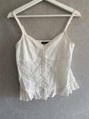 Vitt sommarlinne  - Vitt sommarlinne med knappar  Storlek: Small  Aldrig använt 