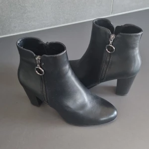 Kängor - Endast använda en gång med rejäl sula.  Nypris 400:-