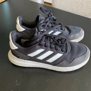 Sköna Adidas skor Strl. 38 - Använda men jättesköna.