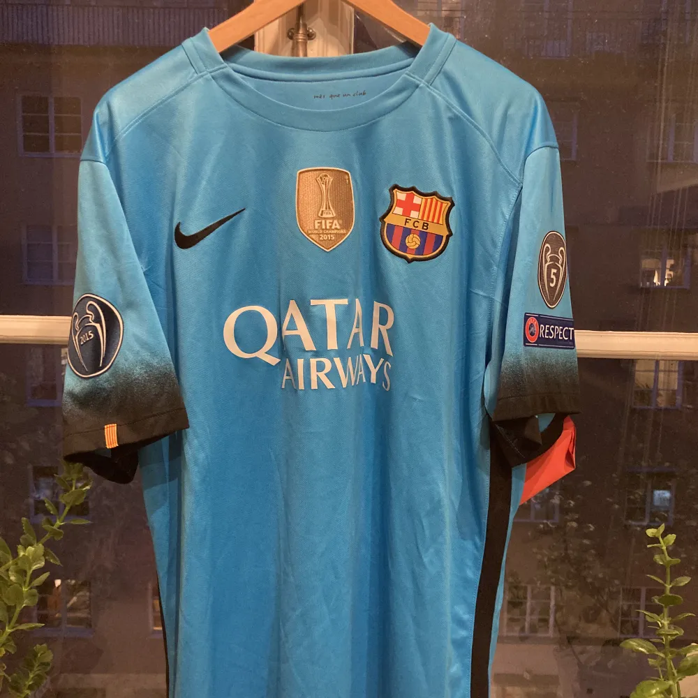 En Messi Barcelona matchtröja från 2016. Fulla patches och perfekt condition. Storlek XL. Självklart äkta, ingen fake tröja. Köpare betalar frakt. Vid fler frågor så är det fritt fram att ställa!. T-shirts.