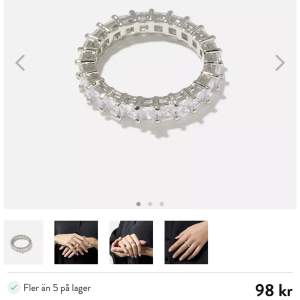 Super fin ring från ur och Penn, använd en gång då den tyvärr är för stor för mig. Köpt för 98 kr, säljer för 70kr (kom med prisförslag)🙌🏼💘