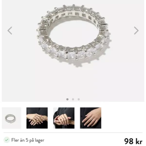 Ring  - Super fin ring från ur och Penn, använd en gång då den tyvärr är för stor för mig. Köpt för 98 kr, säljer för 70kr (kom med prisförslag)🙌🏼💘