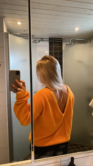 Stickad tröja - Jätte fin orange stickad tröja från NAKD. Djup i ryggen. Storlek S  Bläddra till sista bilen för att se en liten slitning i stickningen men inget som man tänker på mycket!