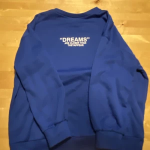 Tröja  - En blå tröja med textur på 