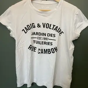 Vit T-Shirt från Zadig & Voltaire. Hittar inte storleken men det är en small! Bra skick förutom två minimala hål som man kan se på tredje bilden!