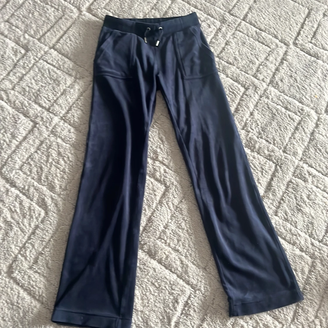 Mörk blåa juciy byxor 