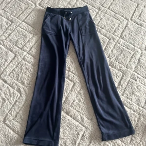 Mörk blåa juciy byxor  - Dom är i ett bra skick är lite urtvättade, dom är mörkblåa i storlek xs och säljer dom för att dom är försmå för mig. Säljer dom för 450-500.