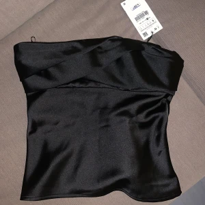 Zara top - Lägger upp igen pga förra annonsen försvann! Fin svart topp från zara i storlek S❣️helt oanvänd, säljer då den är för stor för mig😋