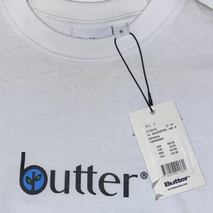 Butter Leaf Classic Logo T-Shirt - Helt ny, oanvänd med lappen kvar! Storlek S och sitter lite för litet på mig som är 176. Köpare står för frakt. Nypris: 480kr, mitt pris: 175kr