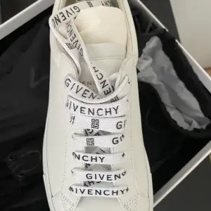 Helt nya och oanvända givenchy skor/sneakers perfekt till sommaren .   I läder och vita 