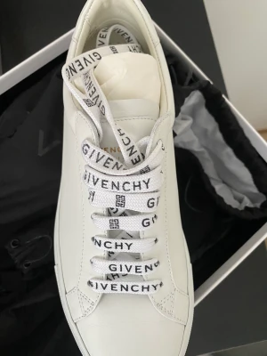 Givenchy skor  - Helt nya och oanvända givenchy skor/sneakers perfekt till sommaren .   I läder och vita 