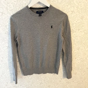 Ralph Lauren tröja - Skick: 9/10 Storlek: L i barn, 14-16 år Finstickad tröja