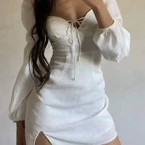 Studentklänning  - Helt oanvänd vit fin klänning, perfekt till studenten! Säljer p.g.a köpt en annan.  Är storlek 34 men är själv mer än 36a och den passar på mig!  