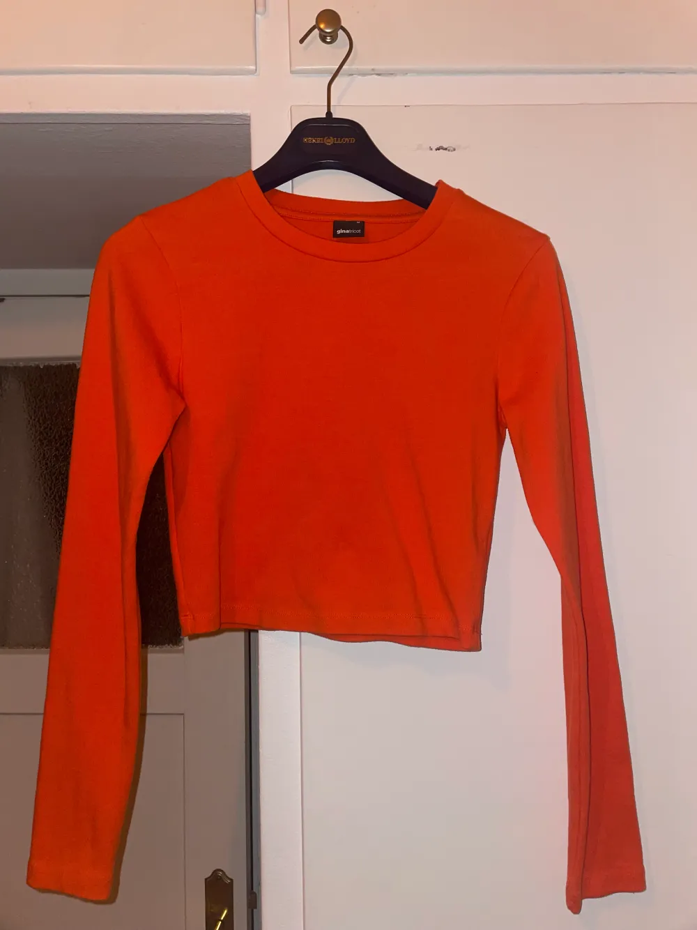 Säljer min croppade röd/orangea tröja från Ginatricot. Storlek: M. Toppar.
