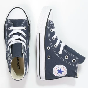 Converse  - Säljer dessa skorna i storlek 37,5 men passar också i 37. 