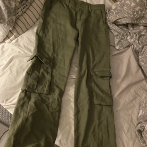 Cargopants - Militärgröna/olivgröna cargopants i strl S, helt oanvända. Superfina men för små för mig så därför säljer jag dessa. 100kr+frakt