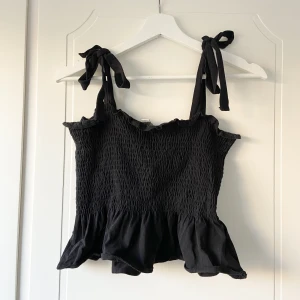 Topp - Ska flytta 20 mars. Det som inte är sålt tills dess kommer jag skänka bort. Därav det billiga priset. Betalning via swish.