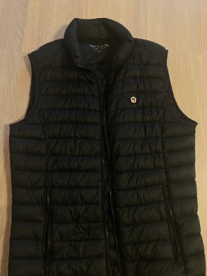 Vest, svart - Svart Teddy Smith vest i utmärkt skick. Har två yttre fickor och två djupa innefickor på båda sidor.