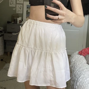 Kjol - Vit kjol från na-kd, strl 34. Helt oanvänd, endast provad. 