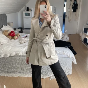 Beige kappa från Zara - En jätte snygg kappa från Zara. Knappt andvänt då den inte är 100% min stil. Skriv vid frågor eller intresse💕