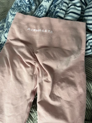 Alphalete - Ljusrosa alphalete byxor i storlek xs passar xs-s. I jättefint skick, aldrig använda. Nypris 900kr