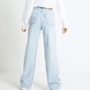 Ljusblå Levi’s jeans - Två första bilderna lånade. Säljer ett par ljusblåa Levi’s jeans i modellen high loose. Sparsamt använda så i jättefint skick💞