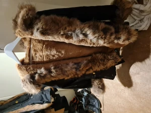 ÄKTA PÄLSJACKA!!! - Säljer min vinterjacka inköpt förra vintern för 3500 men fick annan jacka precis efter så har inte haft användning för denna! Men den är jätte fin o varm. Äkta päls som man kan ta isär för att tvätta försej. Storleken är M!