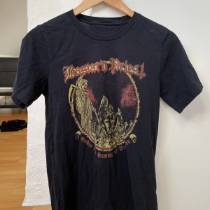 T-shirt🔥 - En cool rock t-shirt som jag har haft länge hängandes i garderoben💥Storleken är liten så den passar S eller Xs på tjejer. 