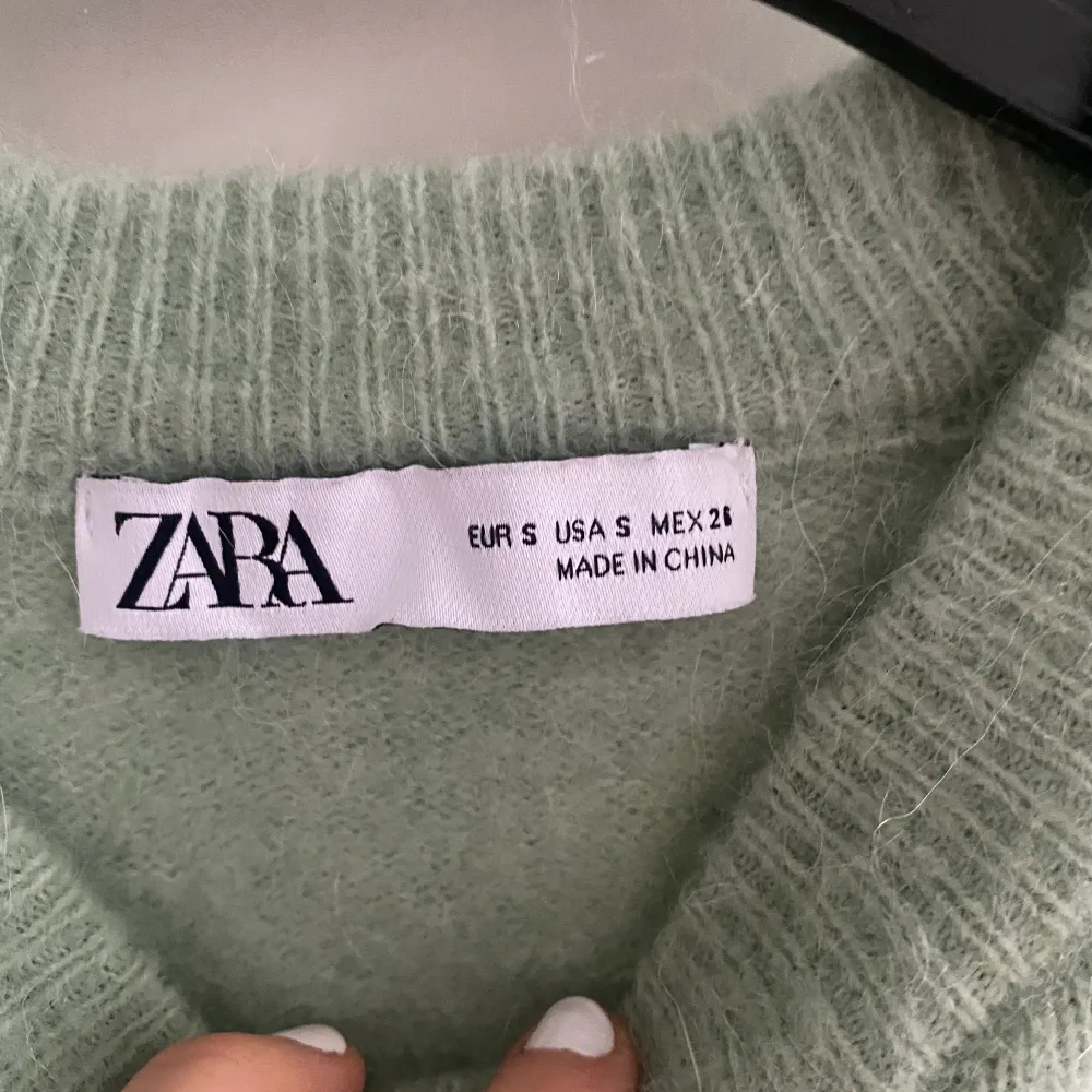 Jättefin grön stickad Zara tröja i storlek S!❤️‍🔥 Orginalpris var ca 399kr därför säljs den för 100 + 49kr frakt. Använg ett antal gånger och är i ganska bra kvalite👕👕❤️. Stickat.