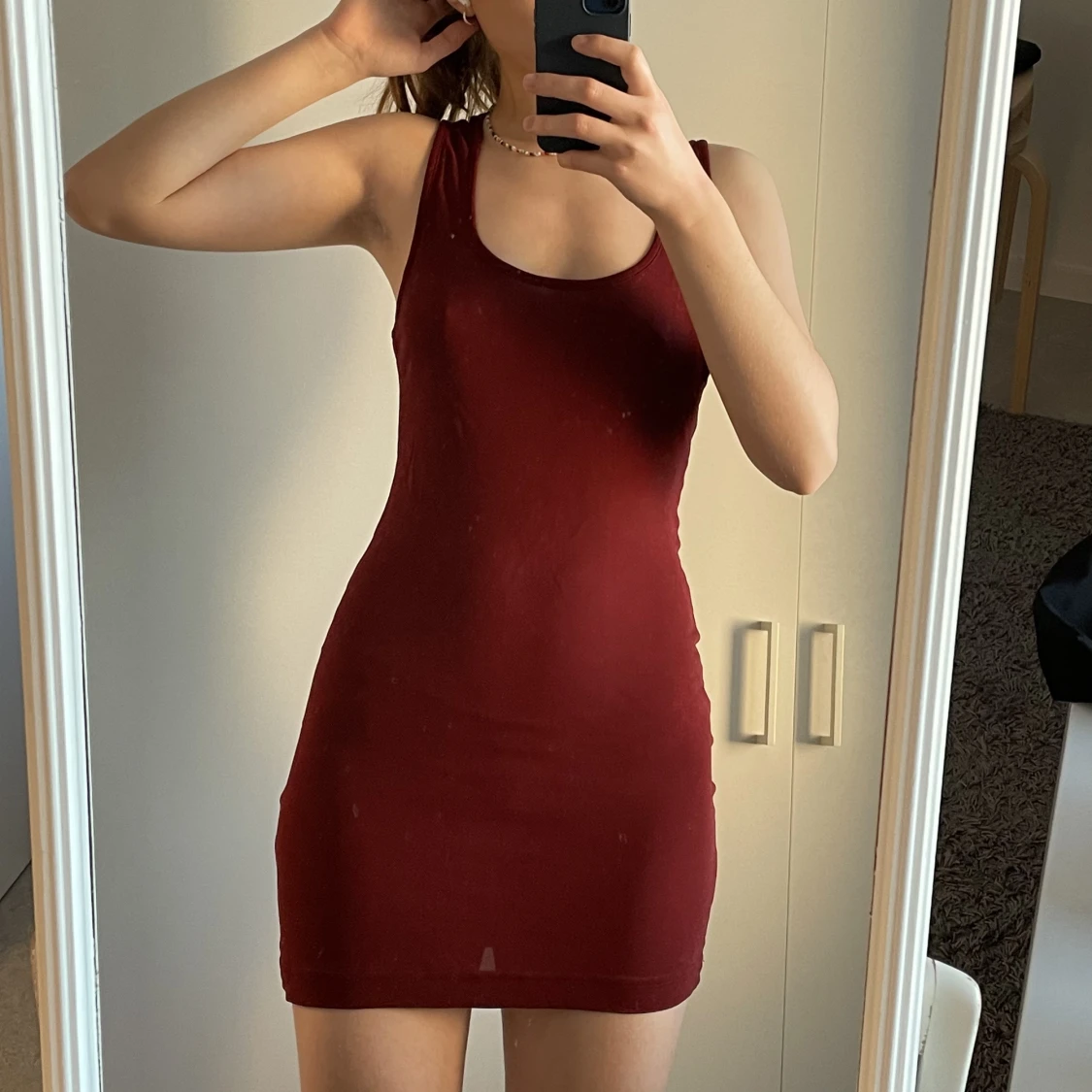 Kort mörkröd klänning 