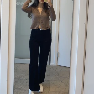 Manchesterbyxor  - Svarta manschetserbyxor från Monki. Jag är 173cm, skulle säga att de passar storlek 34-36. Använda men i mycket gott skick. Använd gärna köp nu 