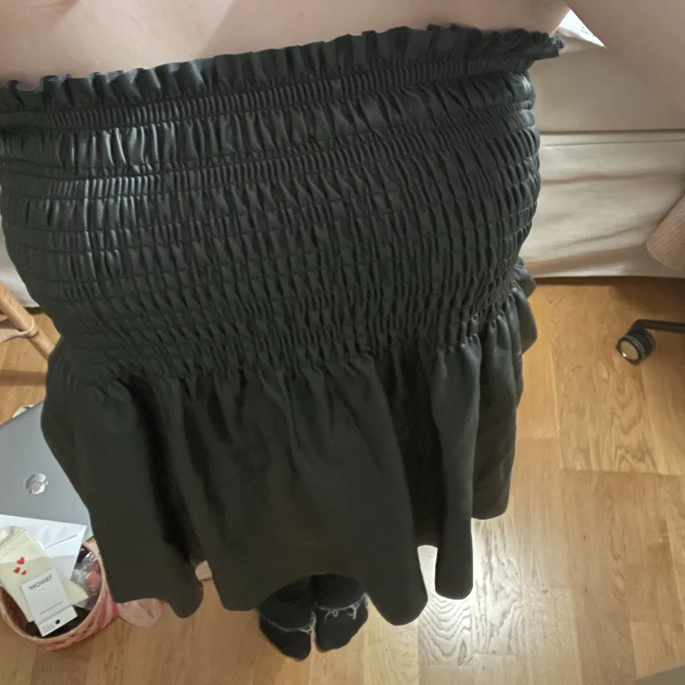 Zara kjol som även går att ha som topp (se bild 2) Endast använd 2 ggr så som ny💕Jättefin nu till våren🌸 Skriv för fler bilder🥰Från Zara kids men väldigt stretchig så funkar för mig som är 175 M/L. Kjolar.