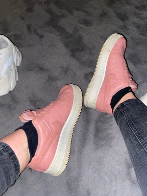 Nike Air Force  - Rosa Nike Air Force, Använda nån enstaka gång så är i nyskick Pris går att pruta om du skickar till mig på meddelanden! Storlek 40 men passar mig perfekt och jag är 39  