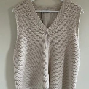 Bäst  - Säljer denna mysiga väst från zara i storlek XL🥰