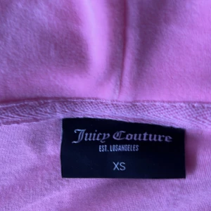 ROSA JUICY KOFTA - Hej! Säljer min rosa juicy kofta pga att den kommer inte till användning, den är i färgen citron candy. Skulle uppskatta om köparen kan mötas up vid Segeltorp! Är 155 och passar mig perfekt!