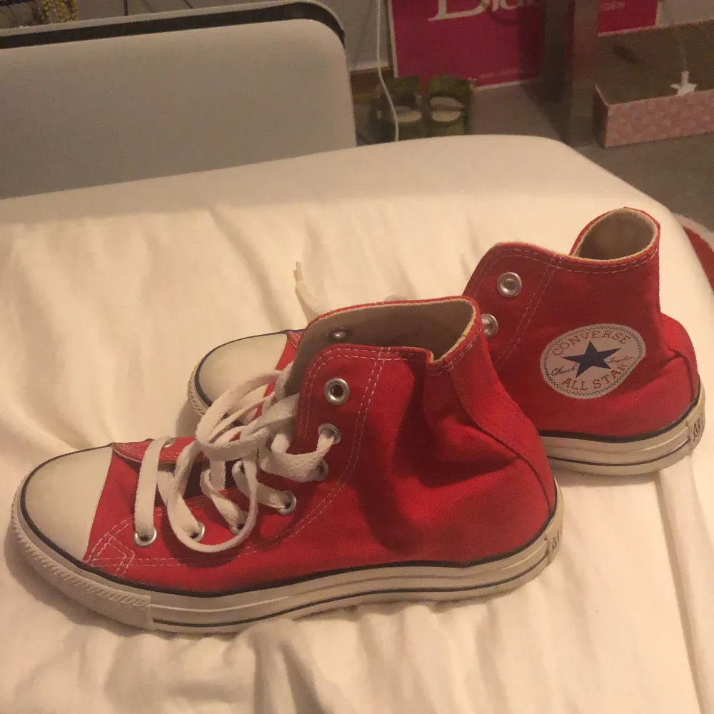 Äkta converse chuck taylor strl 38 använd max 5 ggr. Helt nya felfria. Skor.