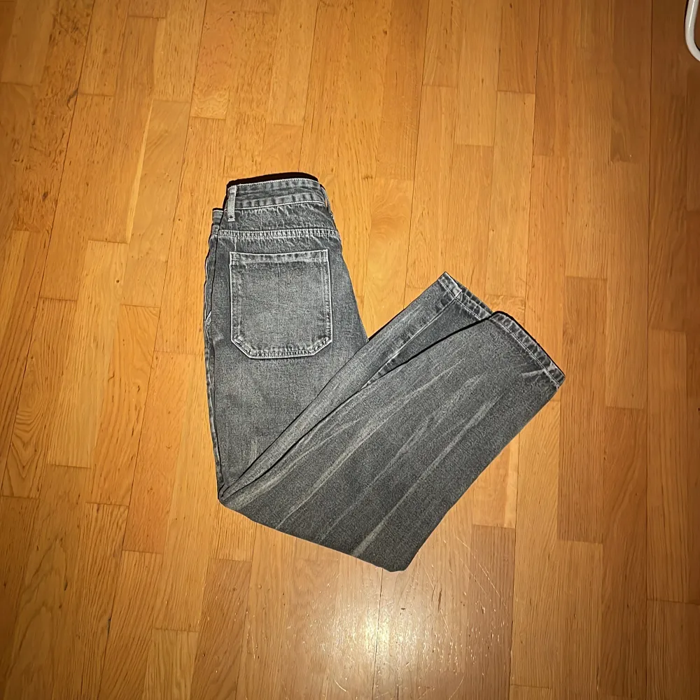 Ett par gamla jeans jag aldrig använde mig mycket av, fin grå färg, kond 9/10. Jeans & Byxor.