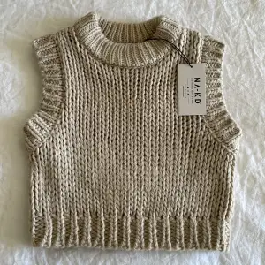 Chunky knitted vest från Na-kd i färgen ljus beige och storlek xxs/xs. 